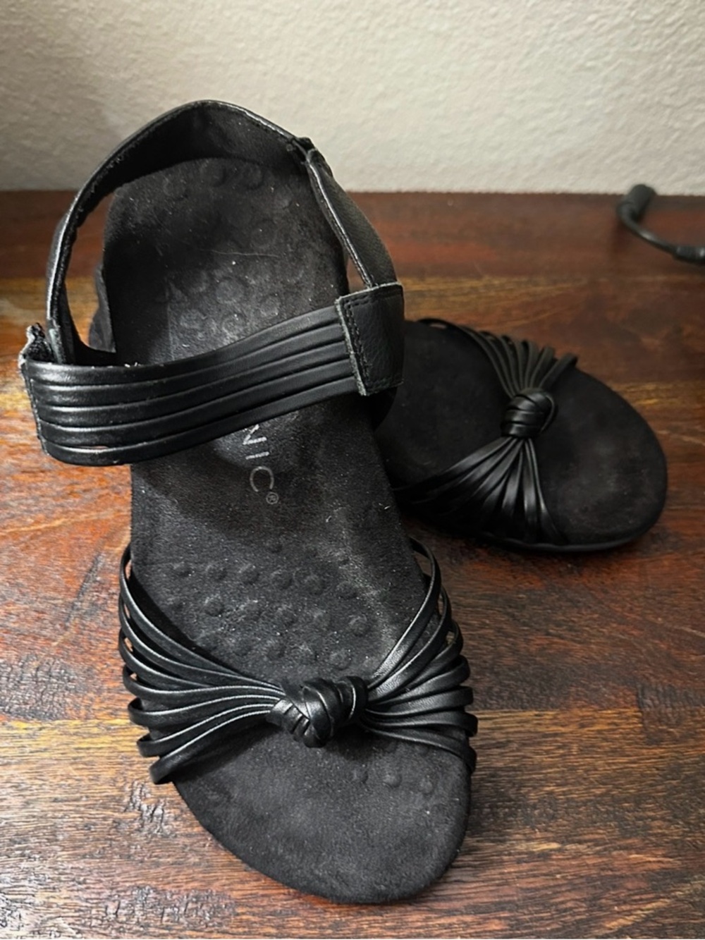 Vionic Black Knotted Strappy Ankle Sandals size 6